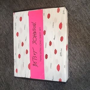 NIB Betsey Johnson Twin XL Love Lips Sheet Set